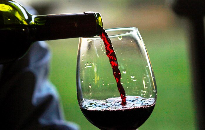 Бокал красного вина приравнивается к 1 часу занятий в тренажёрном зале, гласит новое исследование